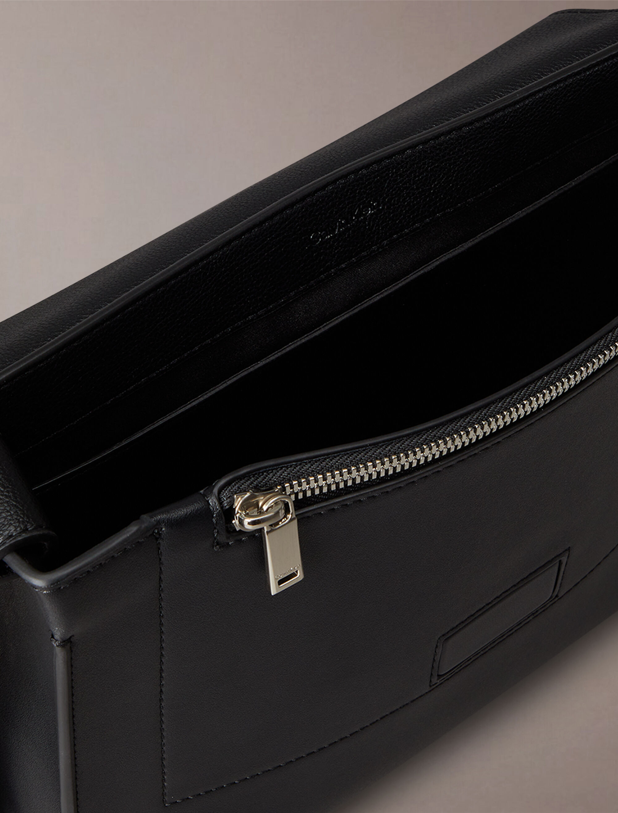 ハンドバッグ   Men's CK Micro Pebble Messenger Bag 4D3034G UB1 org.jpg