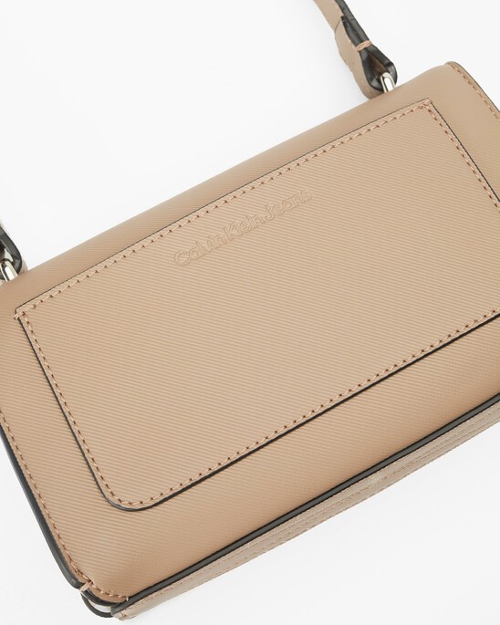 MINIMAL MONOGRAM 翻蓋紋理斜肩包