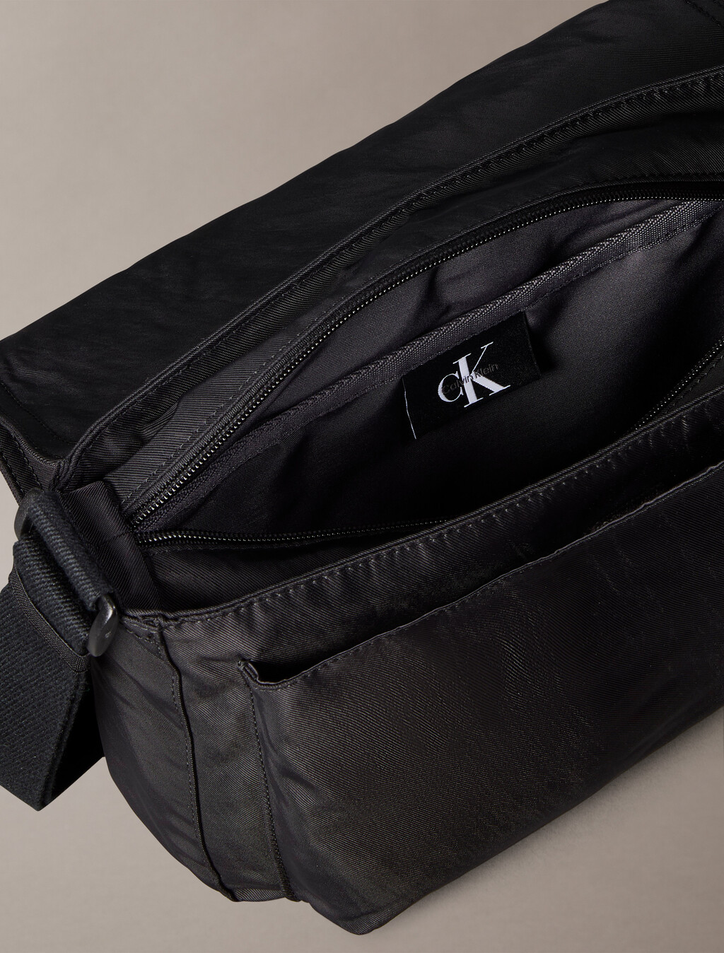矚目標誌尼龍翻蓋信差包, Black, hi-res