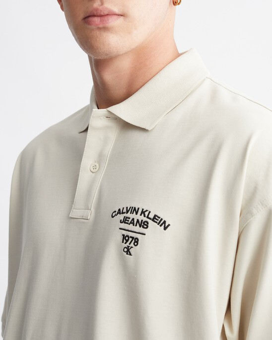 VARSITY 弧形標誌 POLO 衫