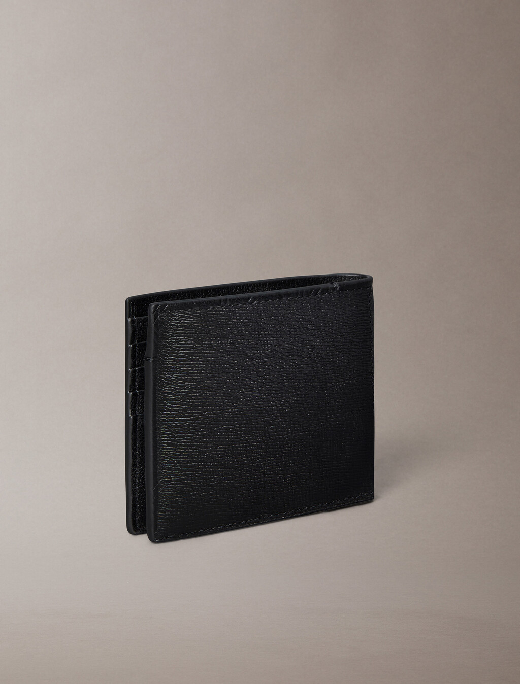 CK 徽章飾牌短夾, Black, hi-res