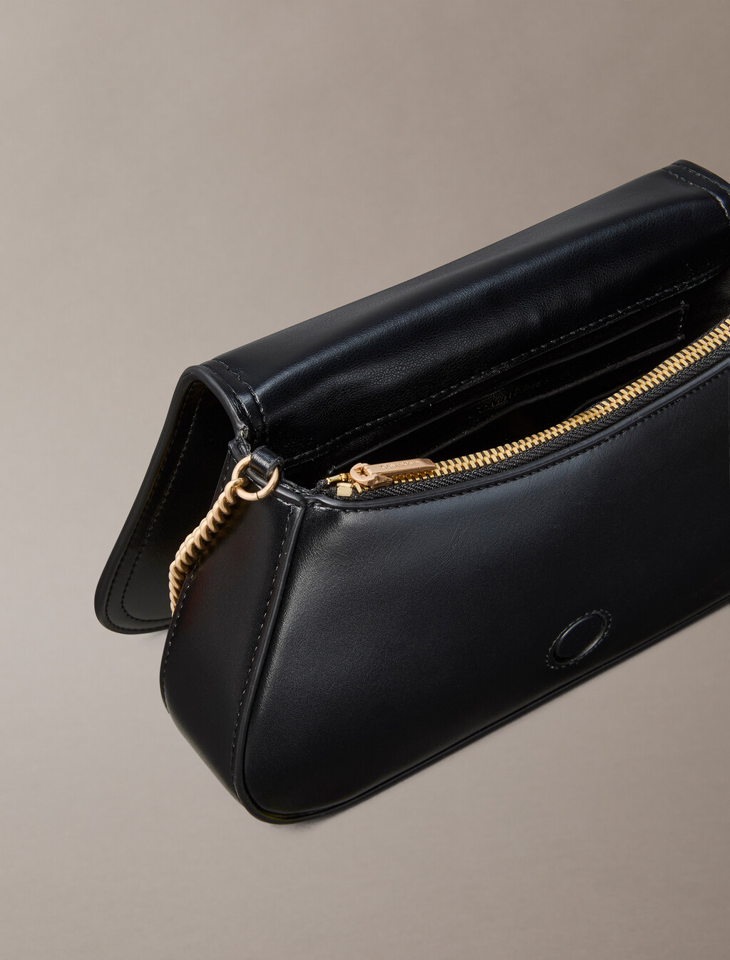 弧形錢包配鏈帶, Black, hi-res