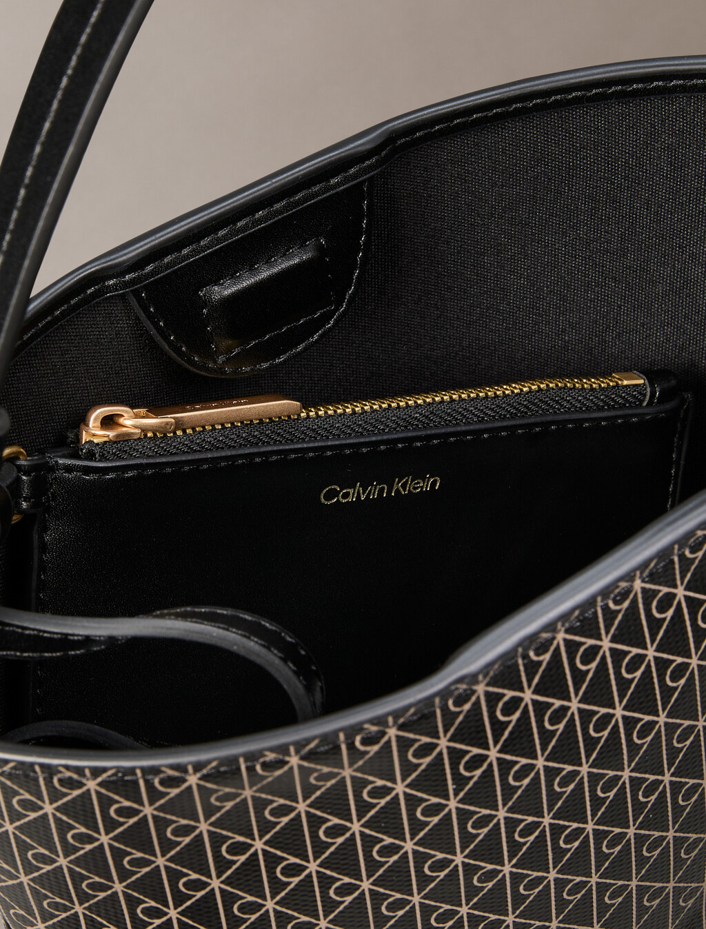 CK Emblem 水桶包, BLACK AOP, hi-res