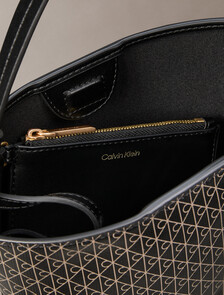 CK Emblem 水桶包, BLACK AOP, hi-res