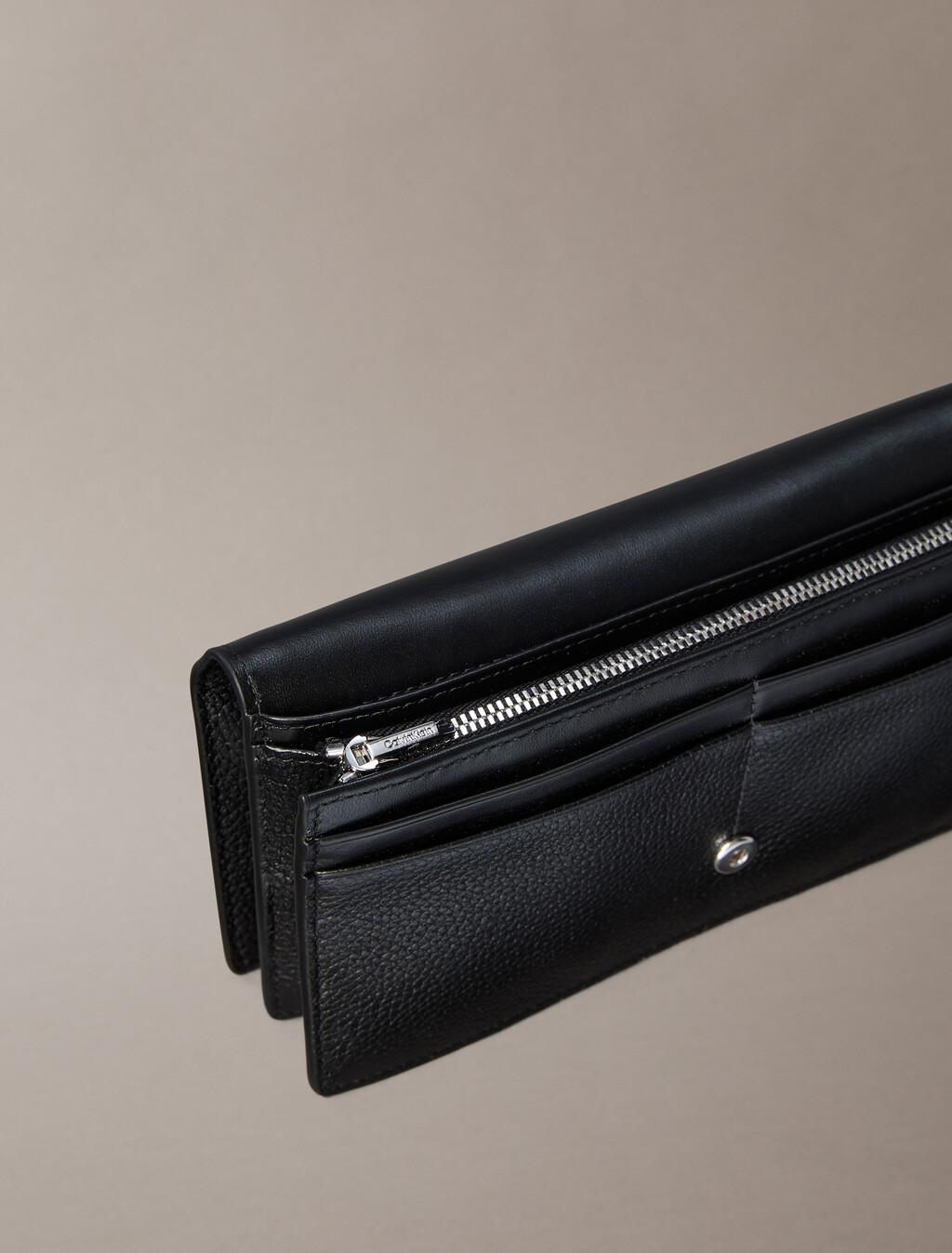 CK 徽章長款對摺式皮夾, Black, hi-res