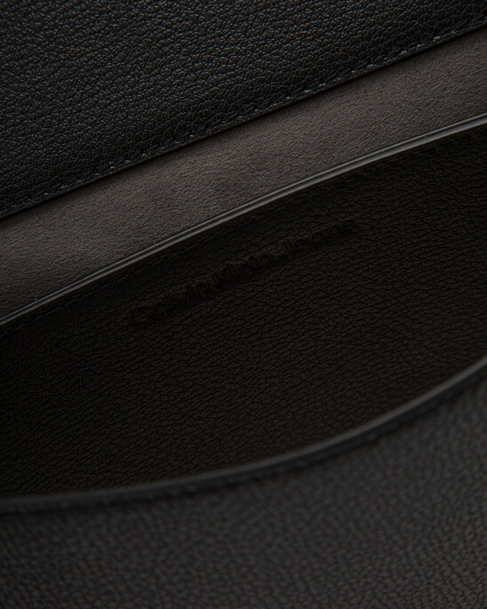 CKJ MINIMAL Monogram 鏈帶斜肩包