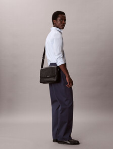 壓花CK徽章信差包, Black, hi-res