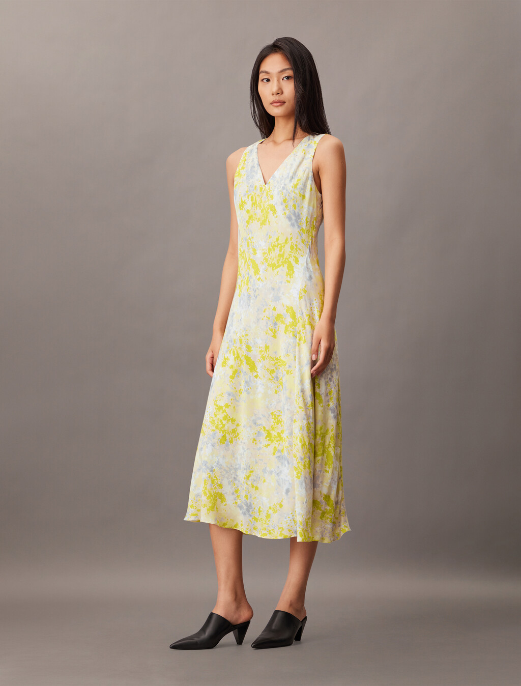 抽象圖案 Ecovero V 領洋裝, 18622 CSW25S_P012+1_Formal Grey, hi-res
