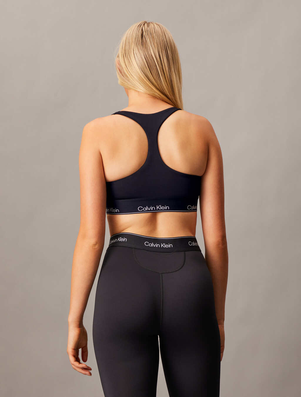 Essentials Modern Sport 中度承托胸罩, Black Beauty, hi-res