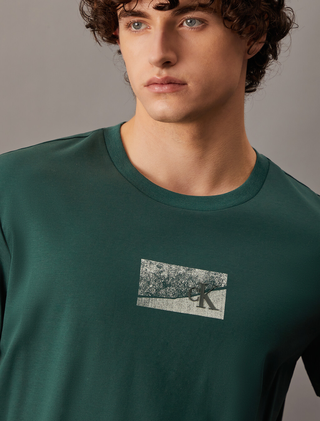 混凝土紋理 Monogram 印花 T 裇, Ponderosa Pine, hi-res