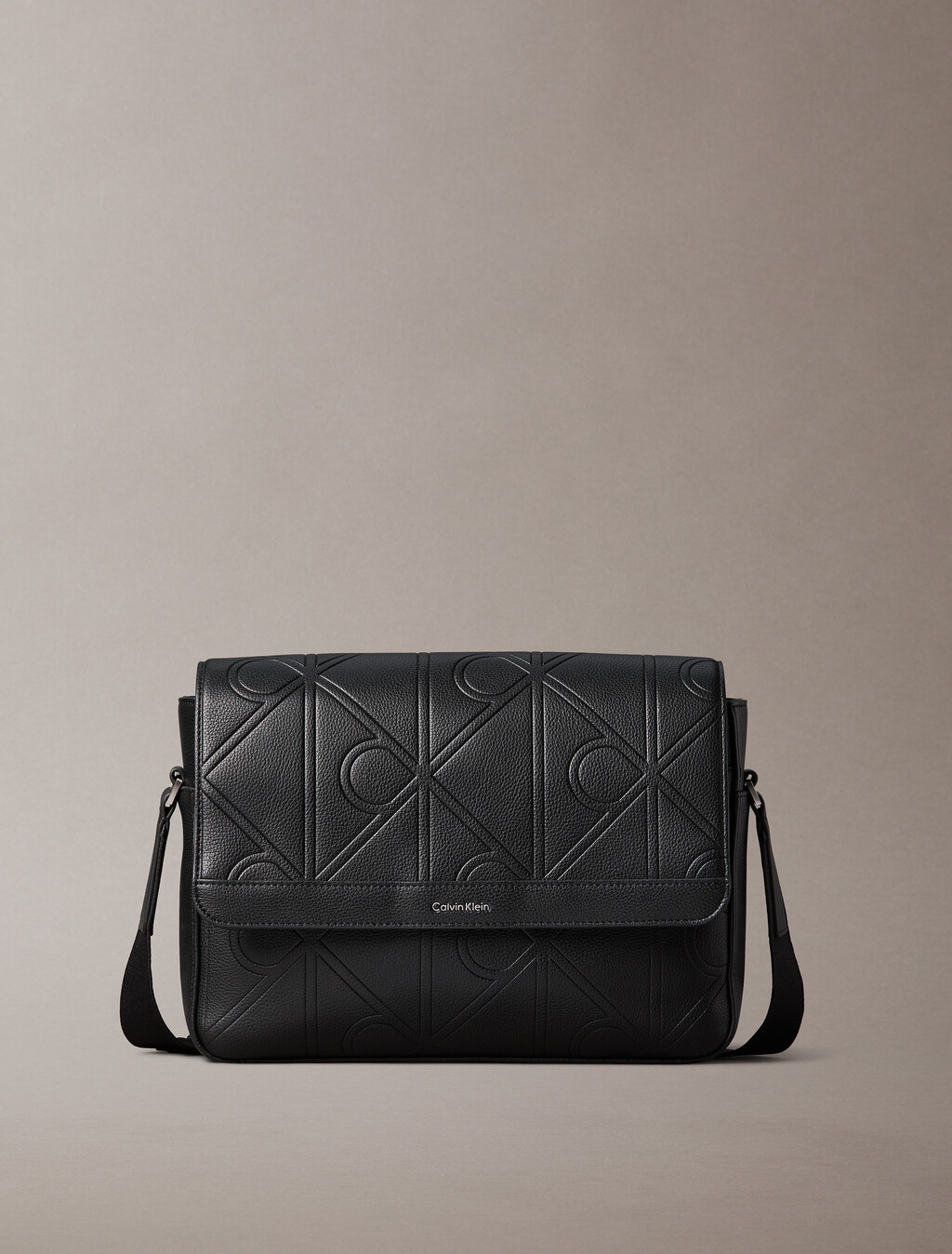 壓花CK徽章信差包, Black, hi-res