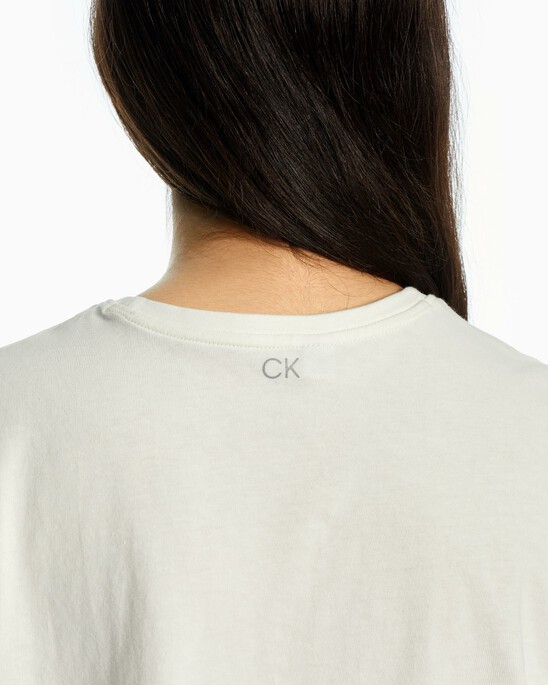Calvin Klein 驕傲方型短版 T 恤