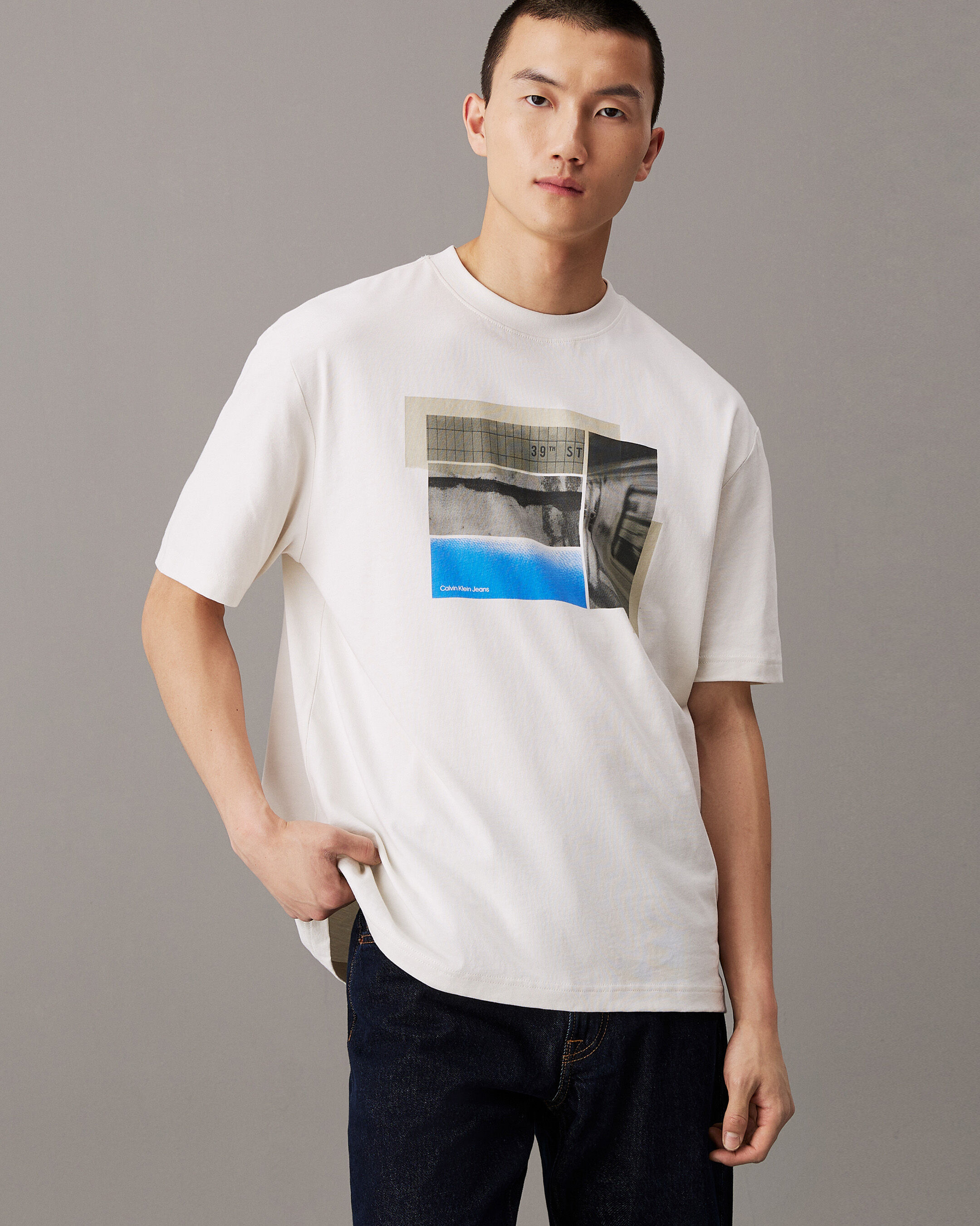 完璧すぎて可愛げがない Relaxed Photo Print T-shirt | natural | Calvin Klein Taiwan トップス