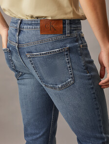 水洗修身牛仔褲, FADED CK BLUE, hi-res