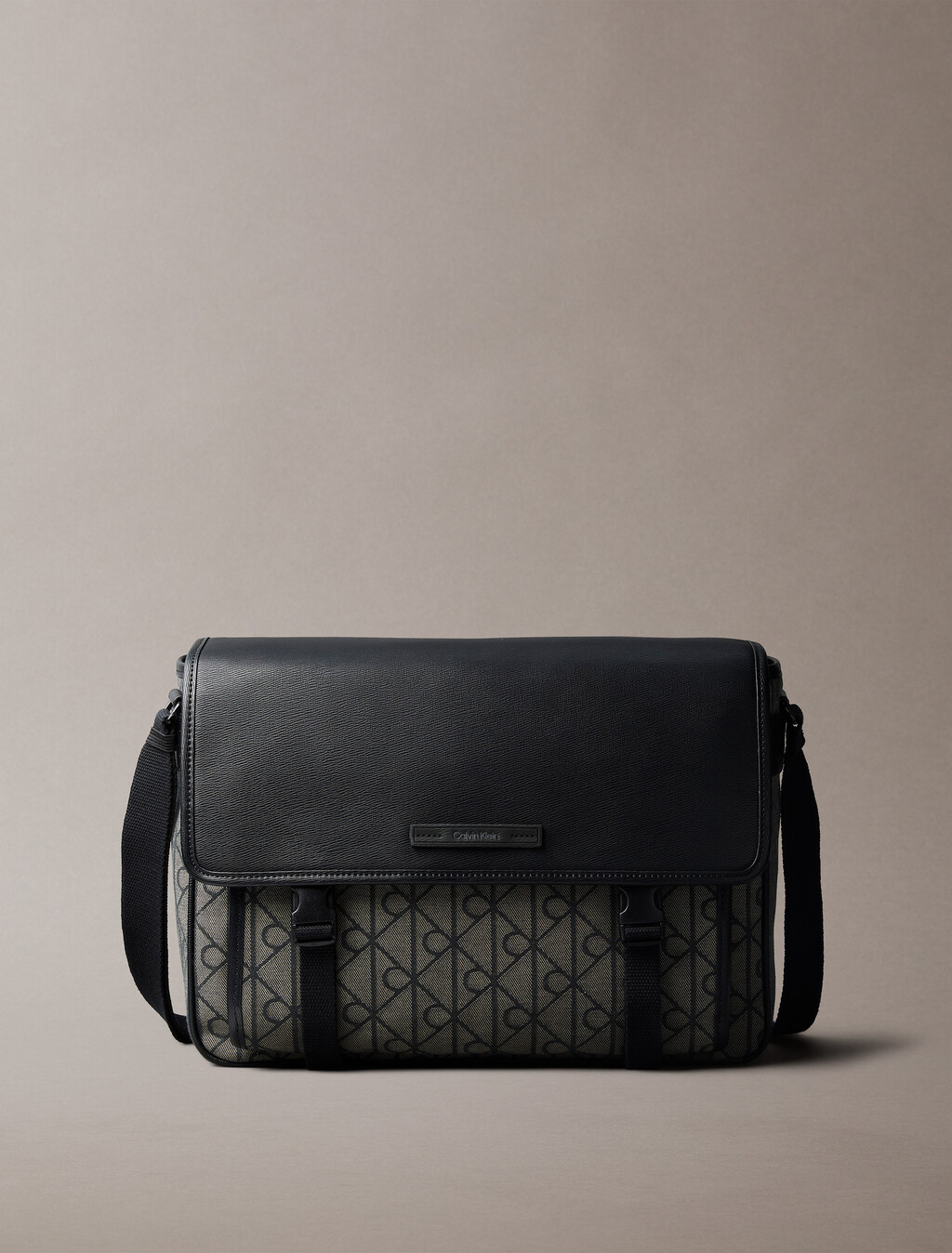 CK Emblem 標誌提花郵差包, LOTUS BEIGE / BLACK AOP, hi-res