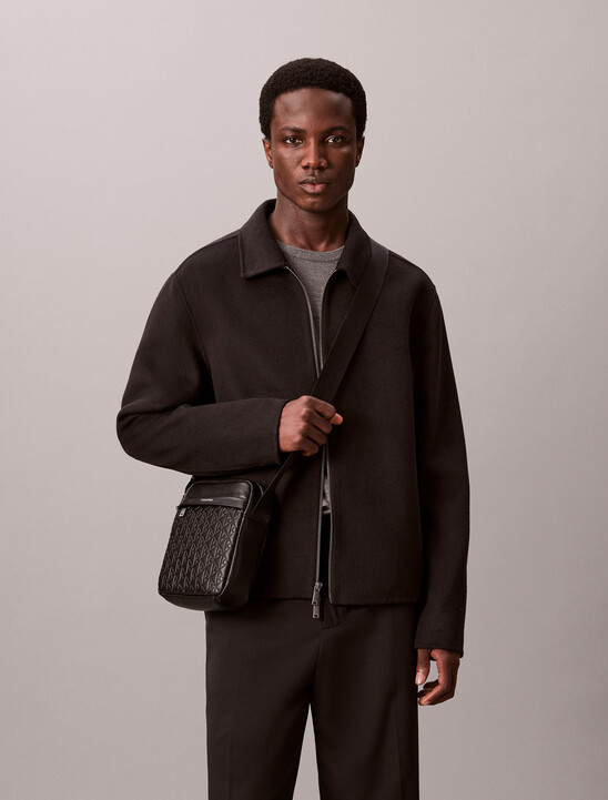 綴滿壓紋 Monogram 郵差包