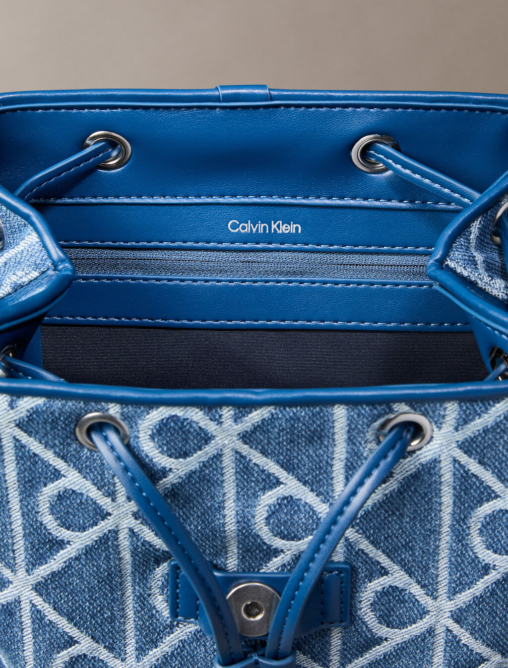 牛仔布標誌提花後背包, Denim JQD Medium Wash, hi-res