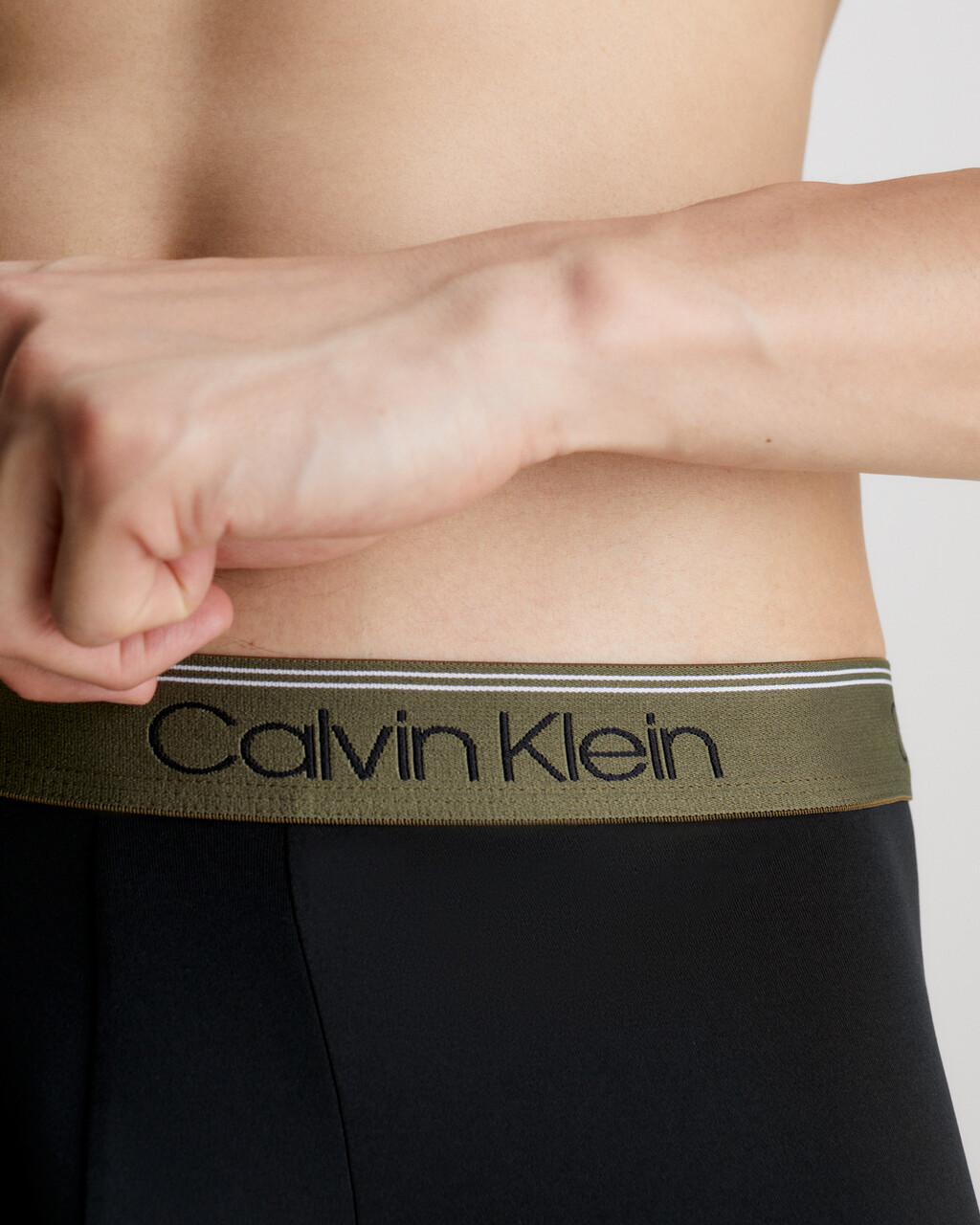 Calvin Klein Logo 低腰貼身短版四角褲 3 件組, BLACK W/ DARK OLIVE/DAPPLE GREY/BEL AIR, hi-res