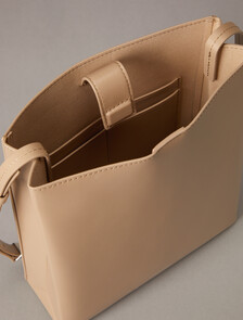 CK 紙袋皮革斜肩包, Savannah Tan, hi-res