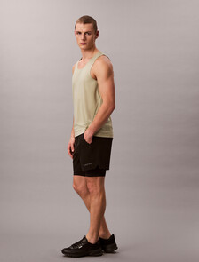 抗潑水 2 合 1 健身短褲, Black, hi-res