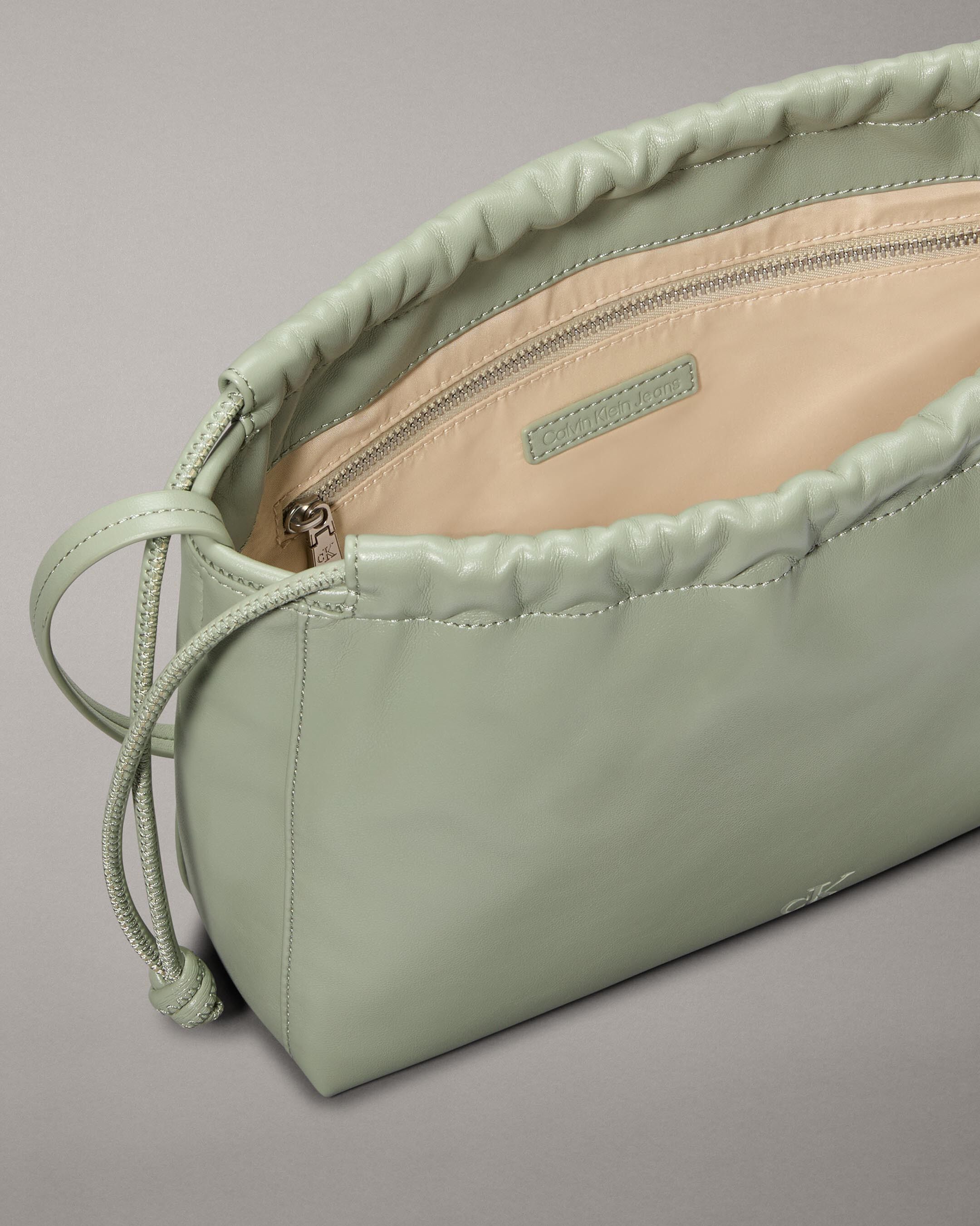 ハンドバッグ   Women's CKJ Drawstring Crossbody Light Green 4K Drawstring Bag | green | Calvin Klein Taiwan
