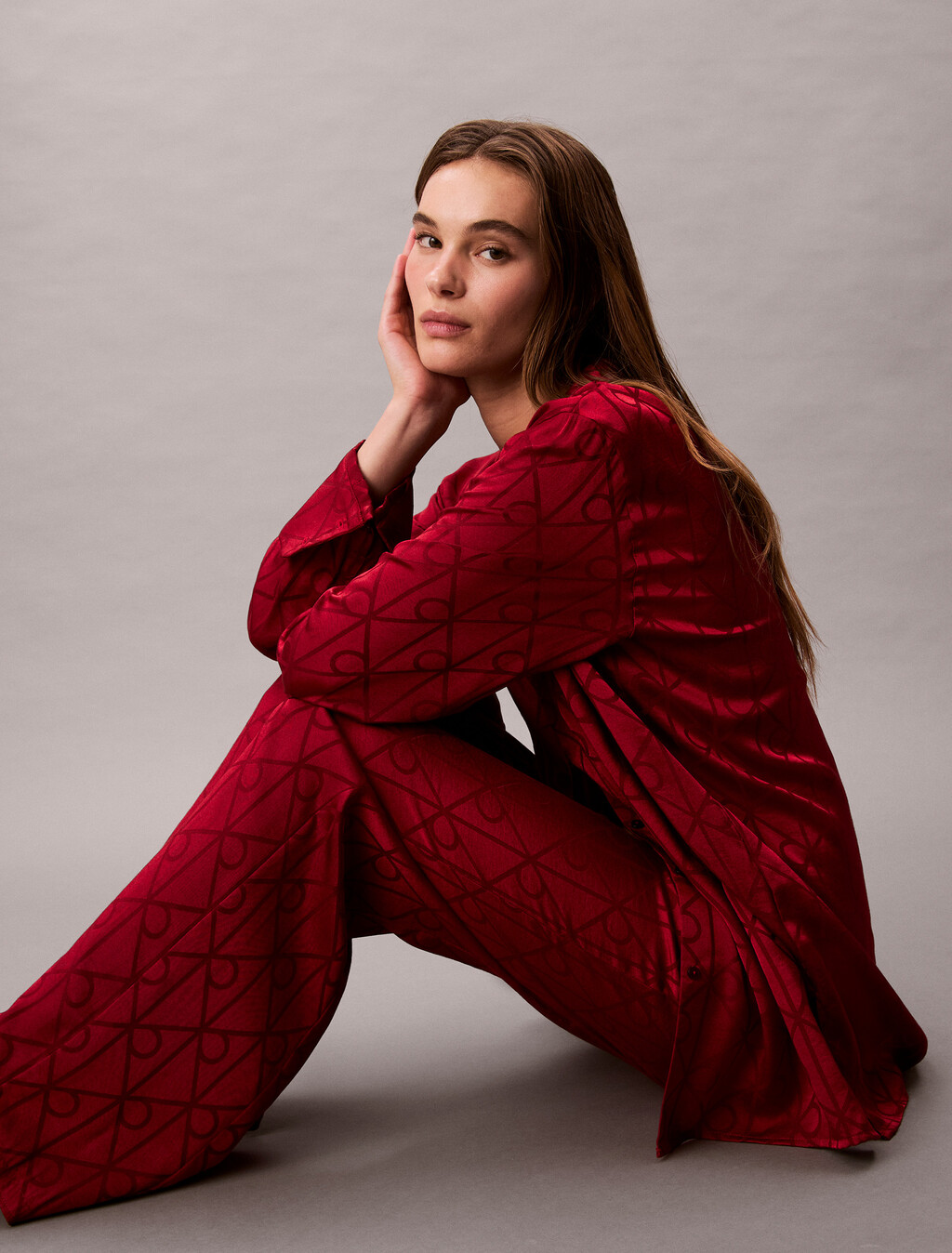 緞面光澤印花睡衣襯衫, 19519 GIGA SATIN SHINE EMBLEM+RED STAMP, hi-res