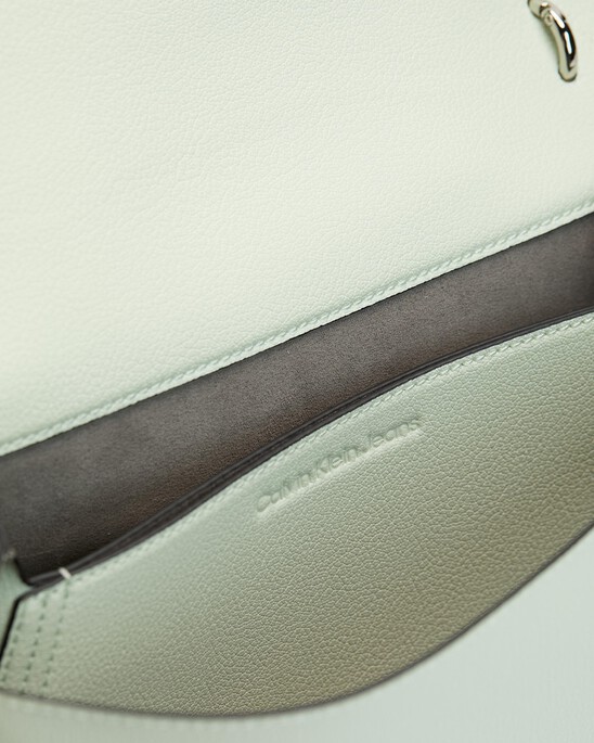 Minimal Monogram 鏈條翻蓋包 25 公分