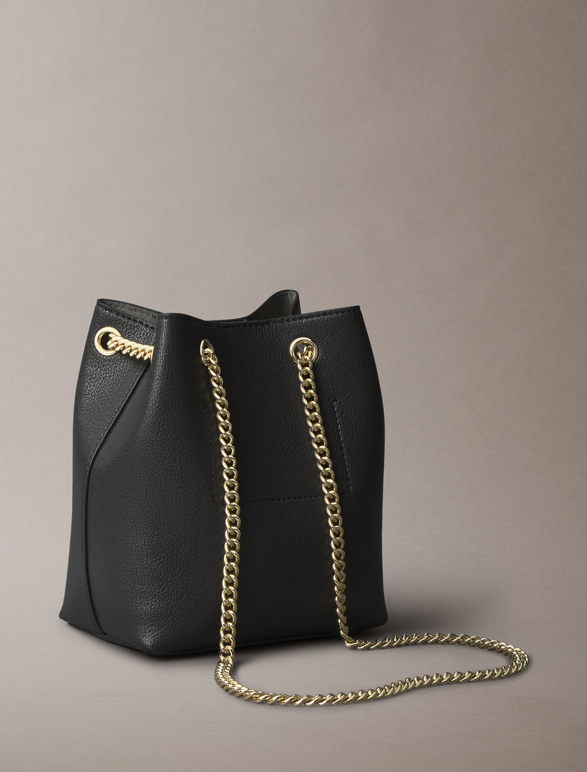   ショルダーバッグ MNML MNGRM CHN BCKT LV04F3214G Minimal Monogram Chain Bucket Bag | black | Calvin Klein Taiwan