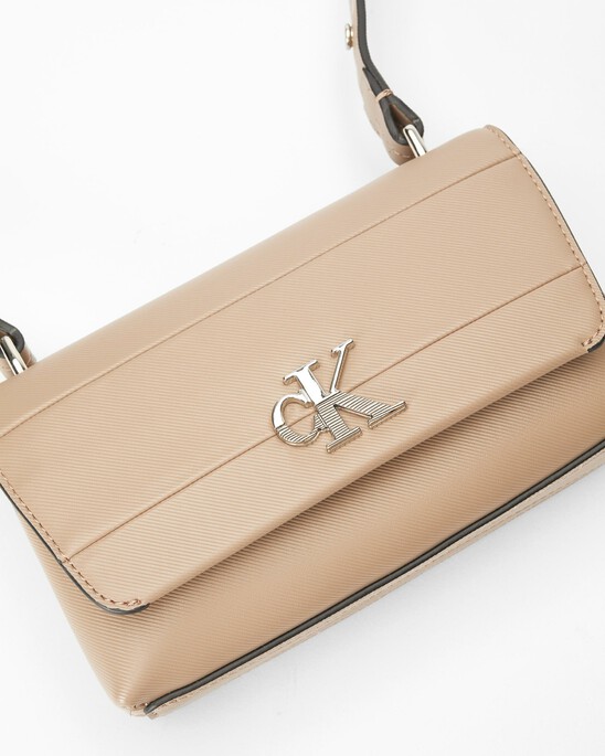 MINIMAL MONOGRAM 翻蓋紋理斜肩包