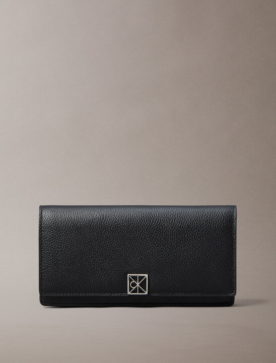 CK 徽章長款對摺式皮夾