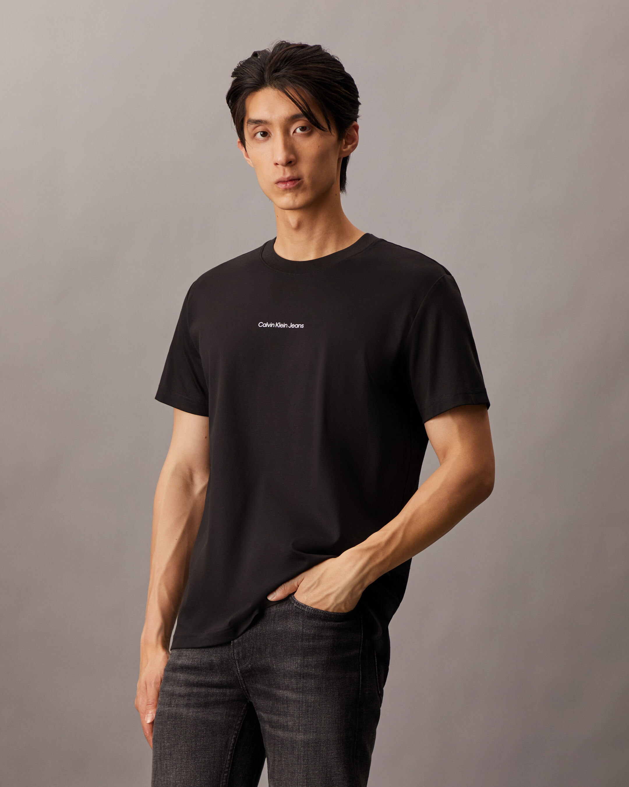 Graphic Logo Regular Tee | black | Calvin Klein Taiwan