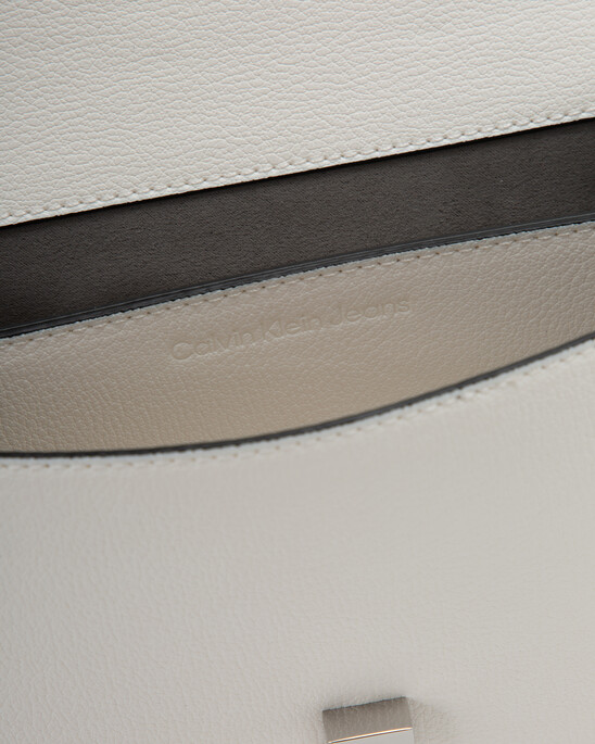 CKJ MINIMAL Monogram 鏈帶斜肩包
