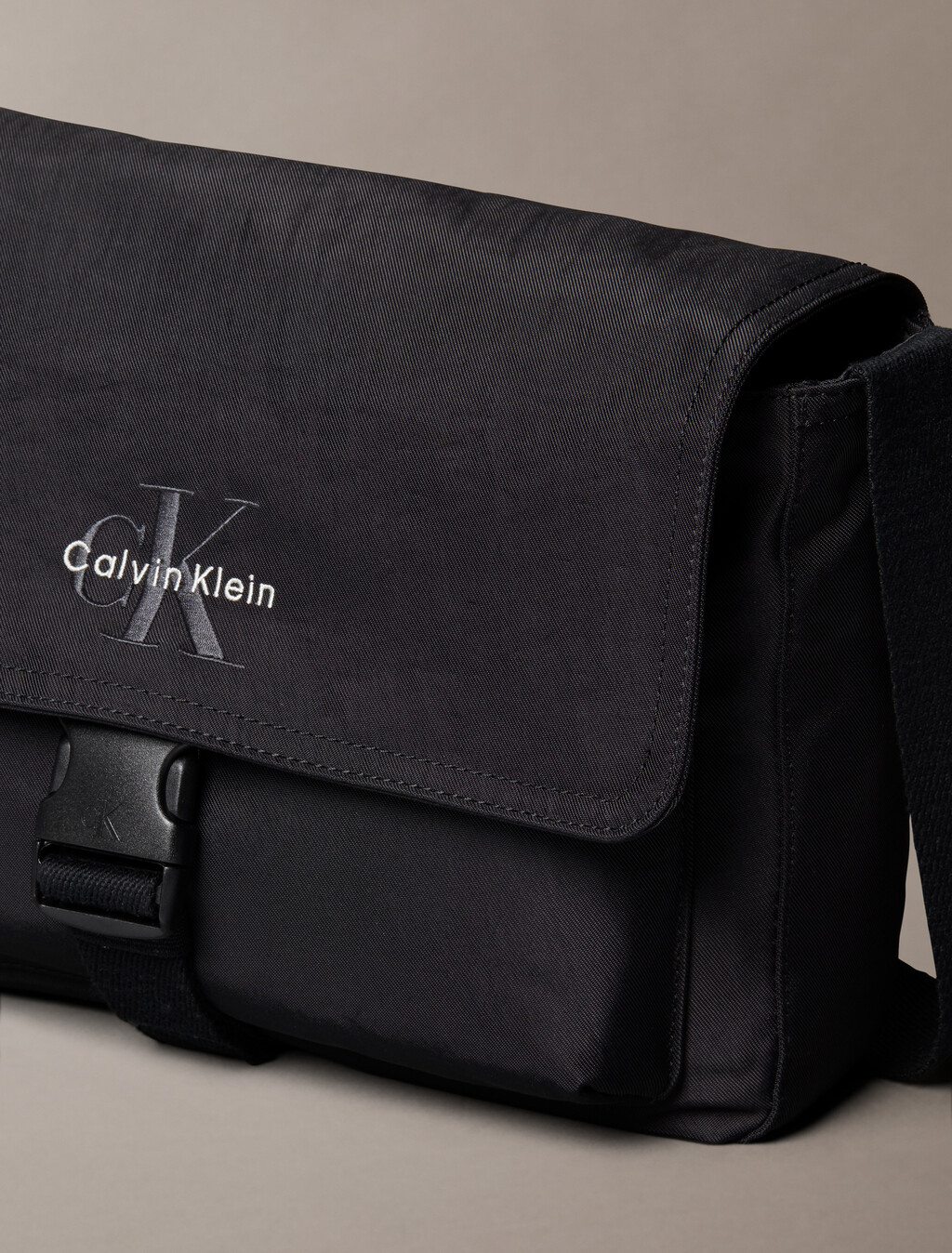 矚目標誌尼龍翻蓋信差包, Black, hi-res