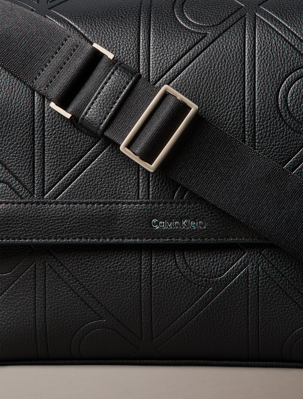 壓花CK徽章信差包, Black, hi-res