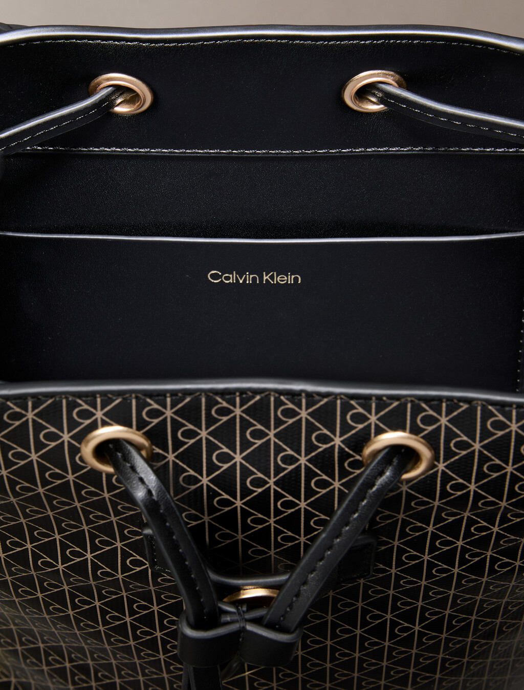 CK Emblem 迷你後背包, BLACK AOP, hi-res