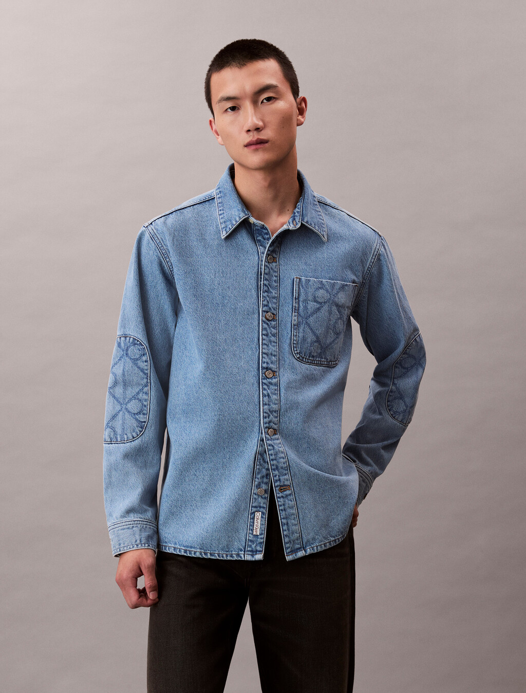 CK Emblem 90 年代牛仔襯衫式外套, CK LT BLUE STONE, hi-res
