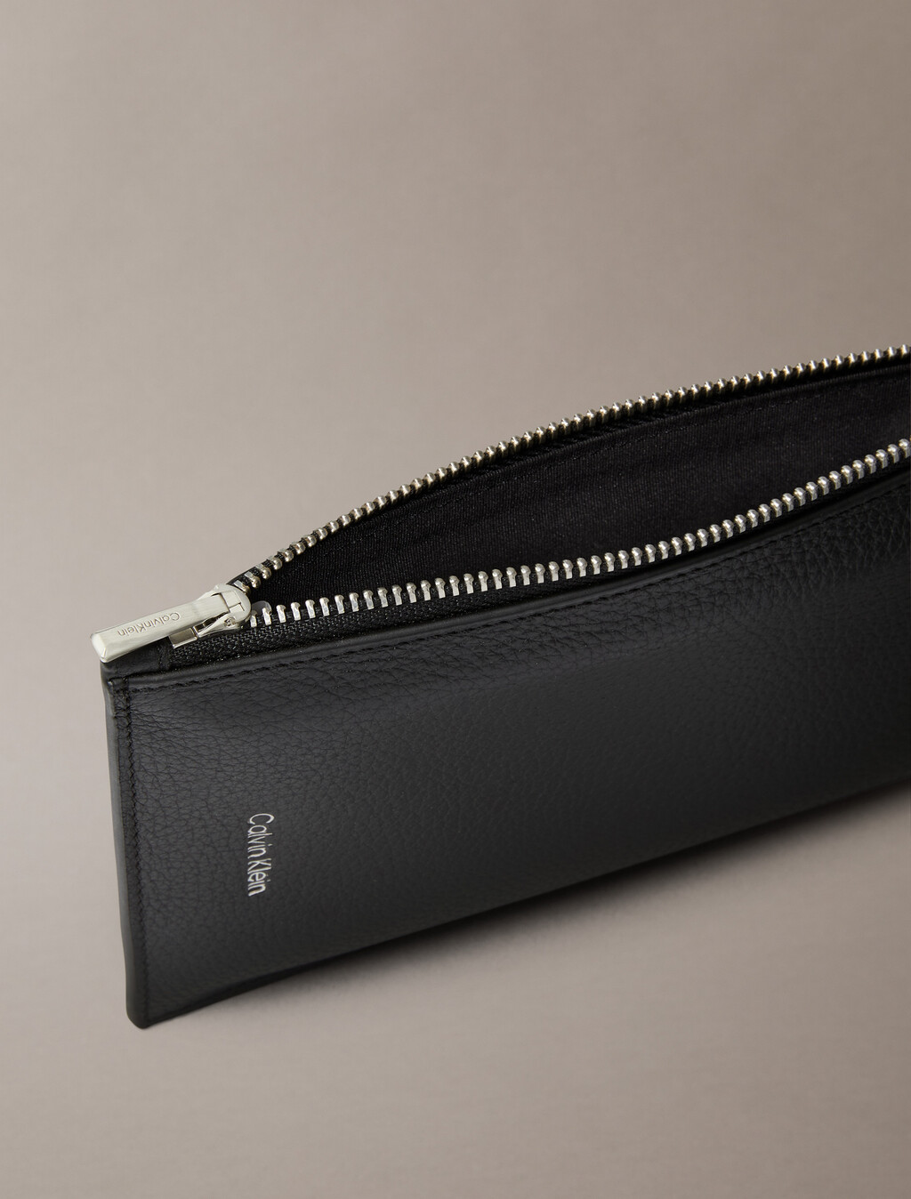 金屬燙印壓花標誌手機斜肩包, Black, hi-res