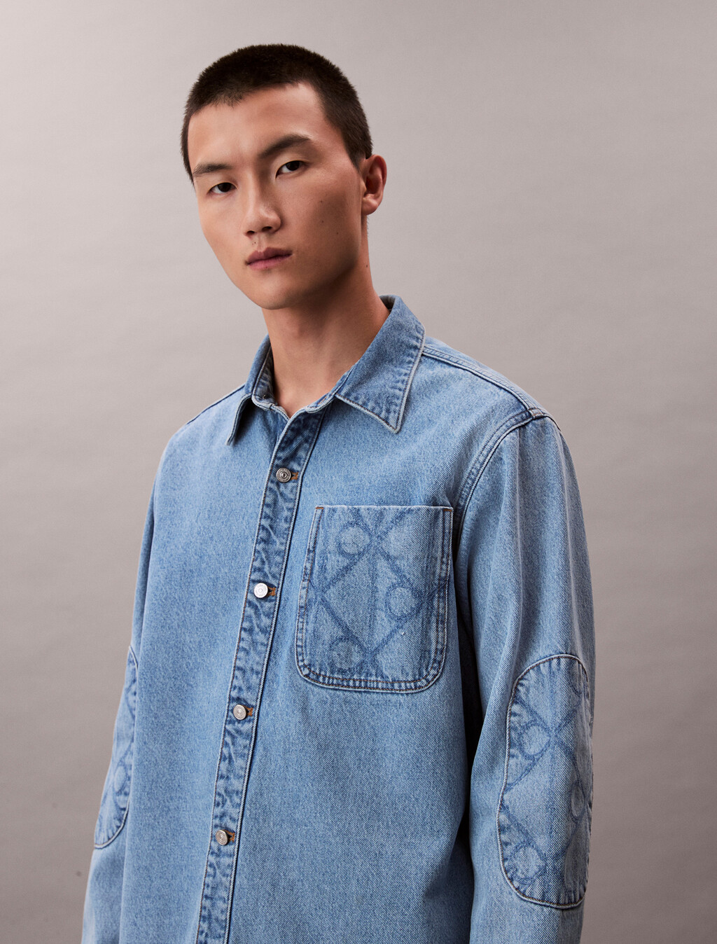 CK Emblem 90 年代牛仔襯衫式外套, CK LT BLUE STONE, hi-res