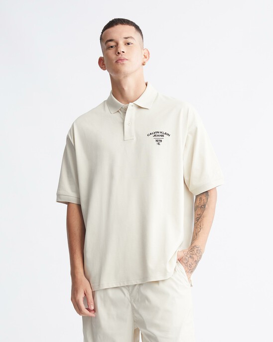 VARSITY 弧形標誌 POLO 衫