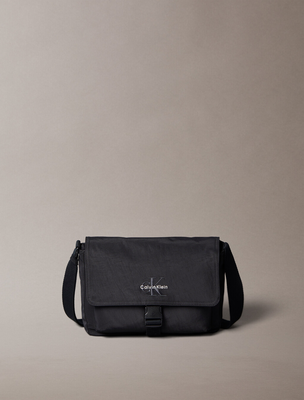 矚目標誌尼龍翻蓋信差包, Black, hi-res