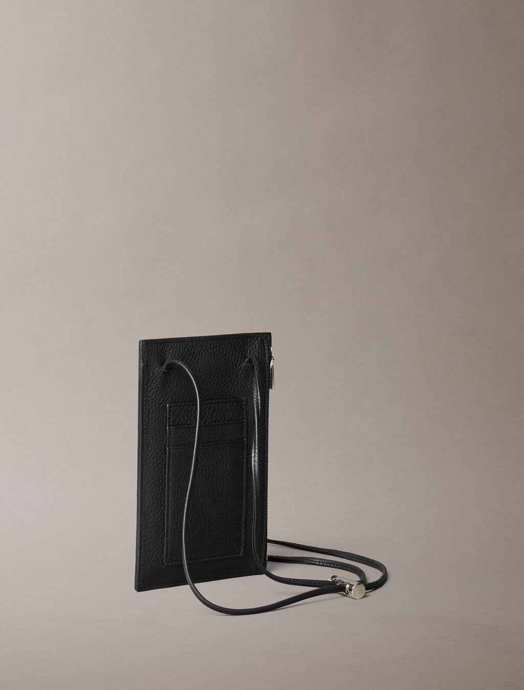 金屬燙印壓花標誌手機斜肩包, Black, hi-res