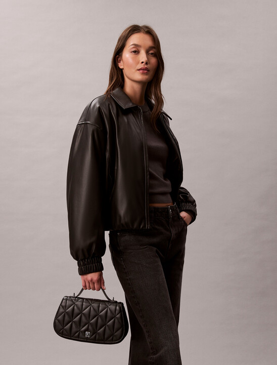 絎縫 CK Emblem 標誌鏈包