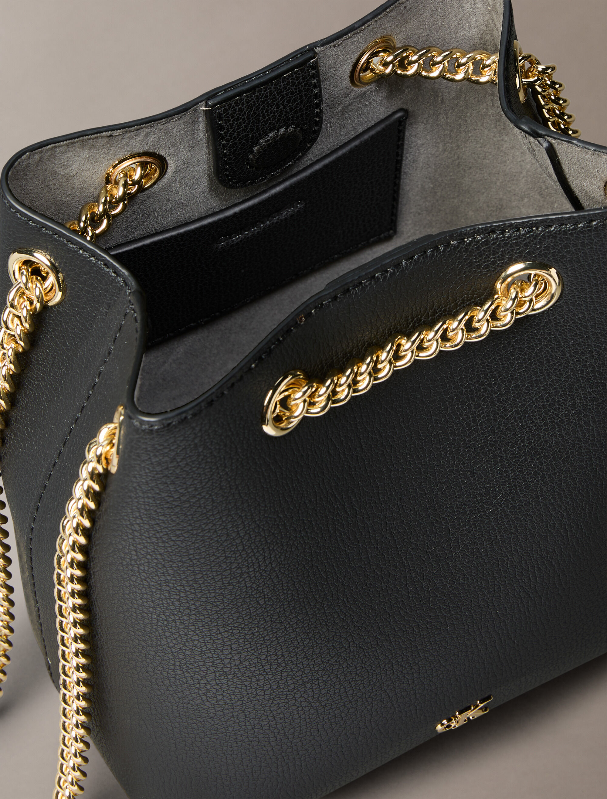 Minimal Monogram Chain Bucket Bag | black | Calvin Klein Taiwan