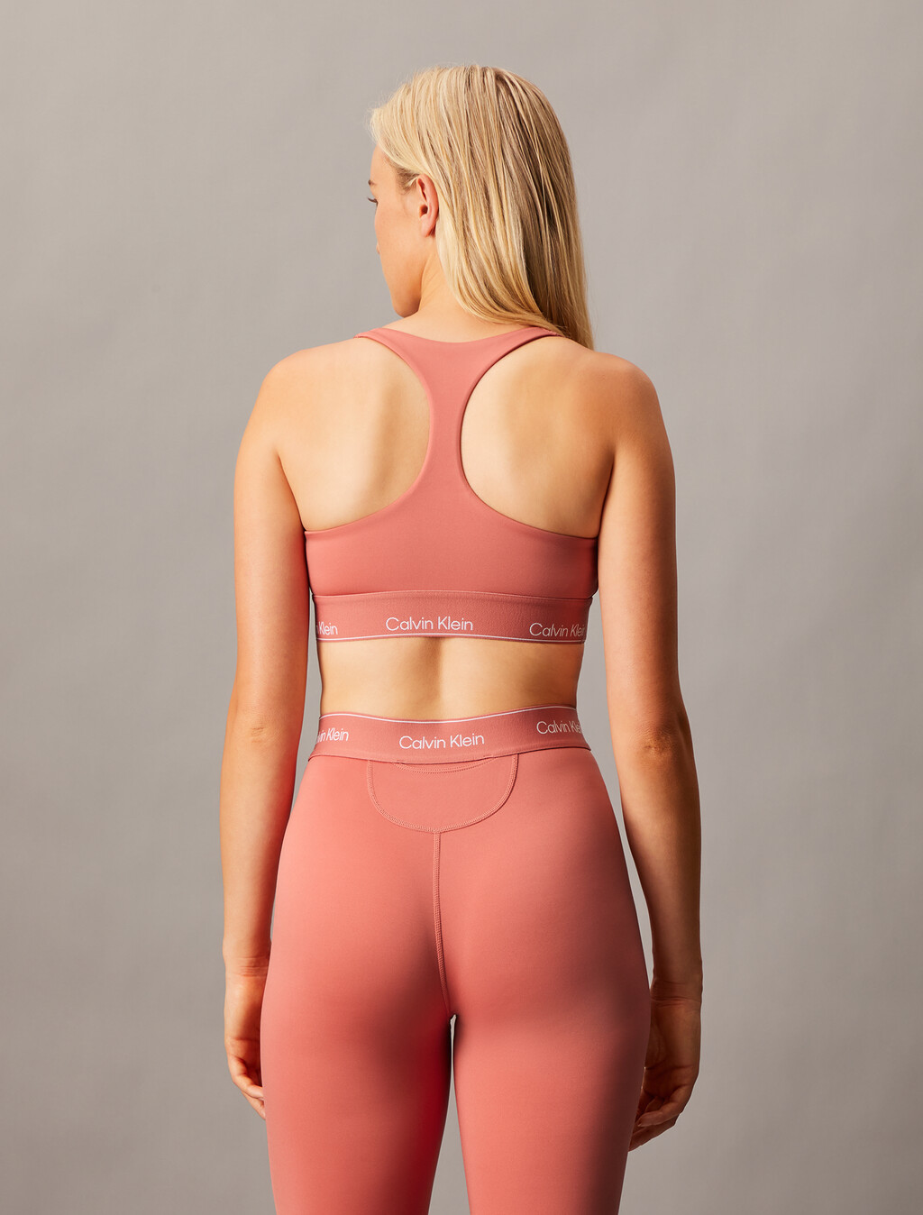 Essentials Modern Sport 中度承托胸罩, Antique Pink, hi-res