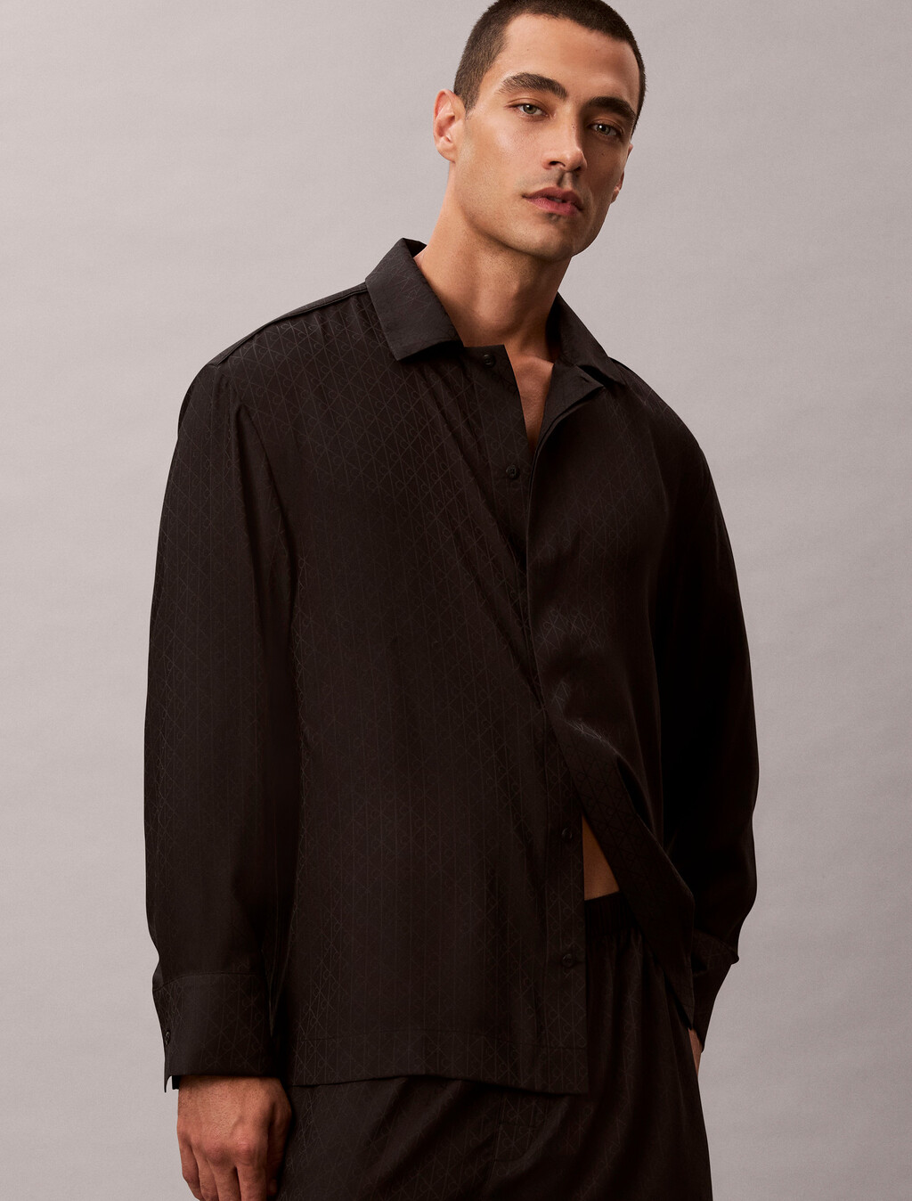 緞面提花睡衣上衣, 19524 TEENIE DELUSTER EMBLEM+BLACK/ASHFORD GRAY, hi-res