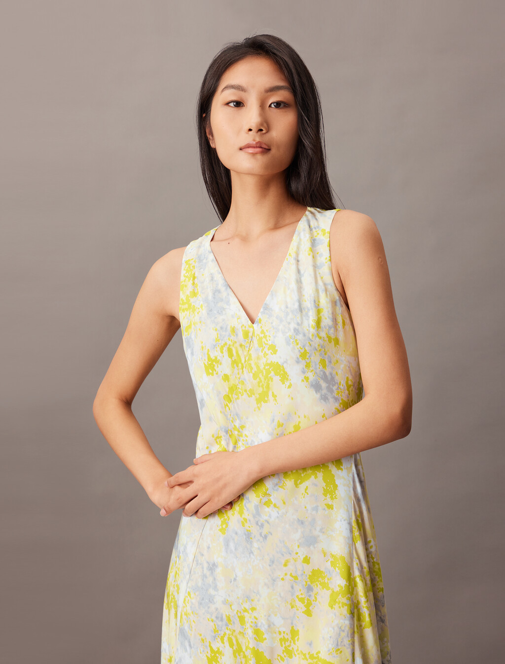抽象圖案 Ecovero V 領洋裝, 18622 CSW25S_P012+1_Formal Grey, hi-res